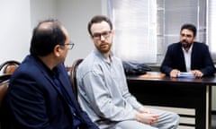 Johan Floderus talking with two men at a court session in Tehran, Iran, before his release