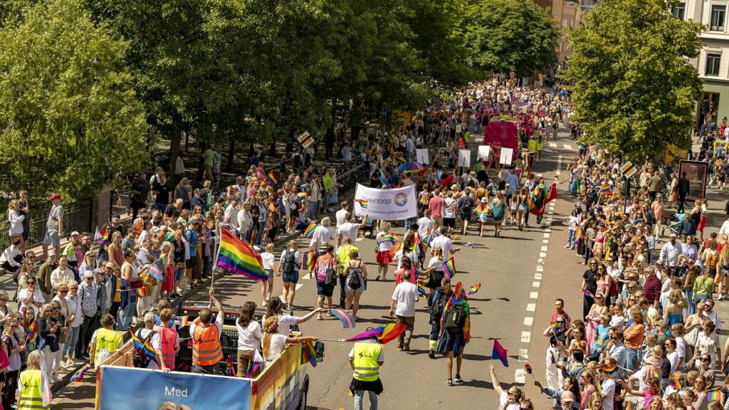 Video. Norway's LGBTQ community party at the Pride parade in Oslo - Euronews
