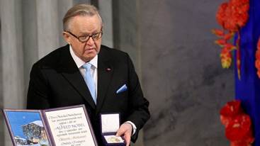 Ahtisaari receives Nobel Peace Prize