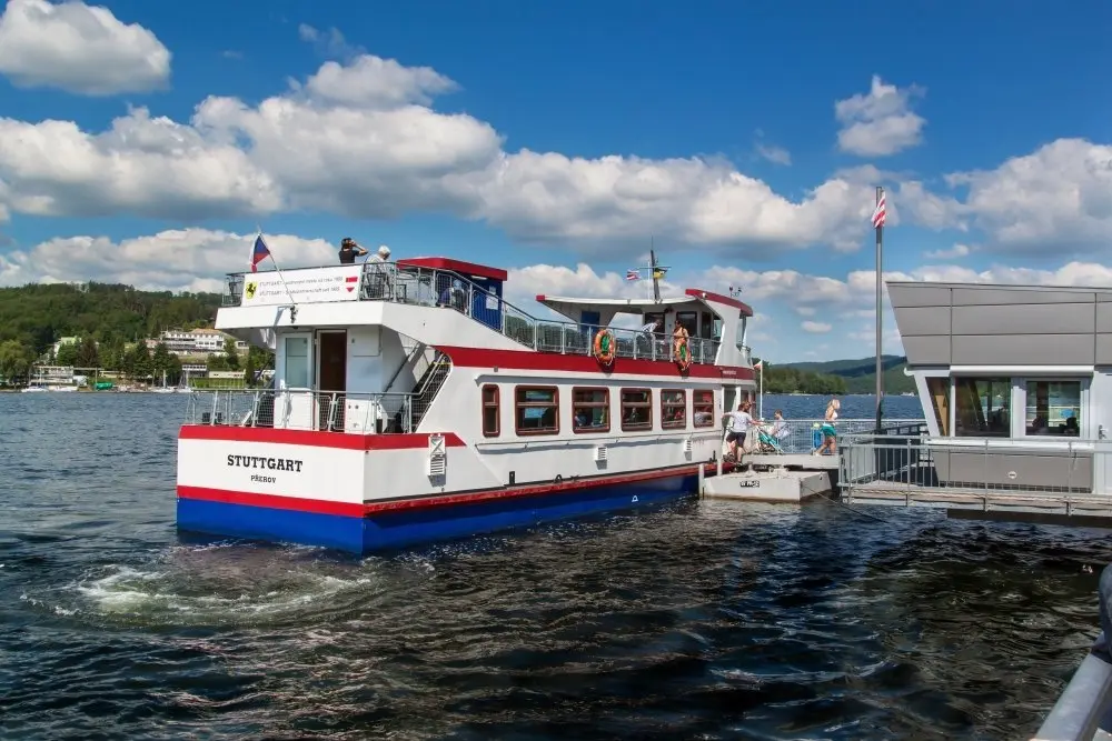 Boat on Brno reservoir — Shutterstock