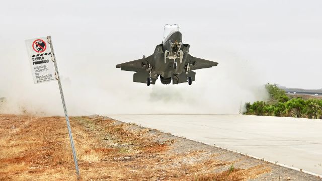 Not only Russian Su-27 can do it - the F-35 landed on a highway