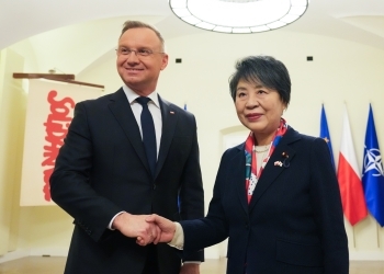 Foreign Minister Kamikawa shakes hands with President Duda