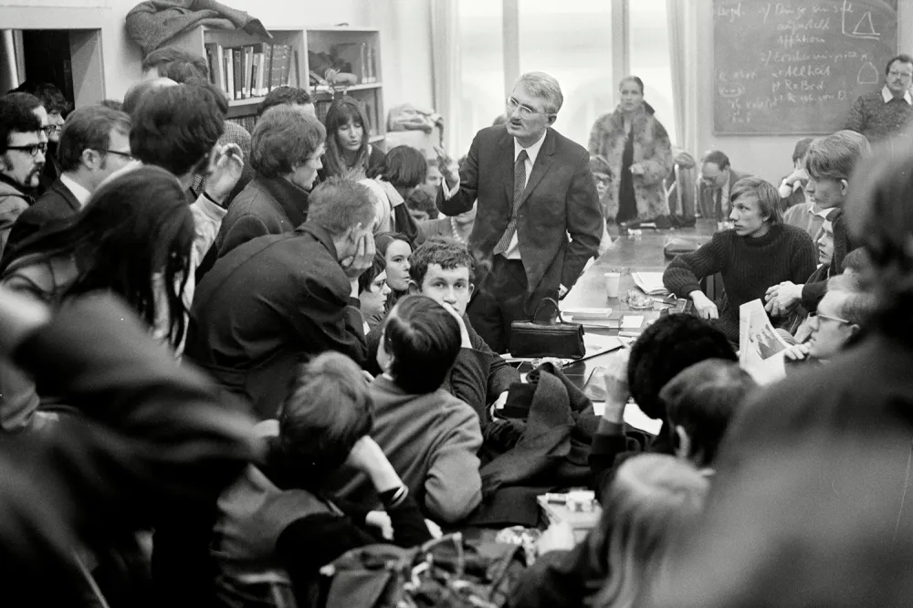 Jürgen Habermas lectures to faculty at Frankfurt University in a small auditorium in 1969.