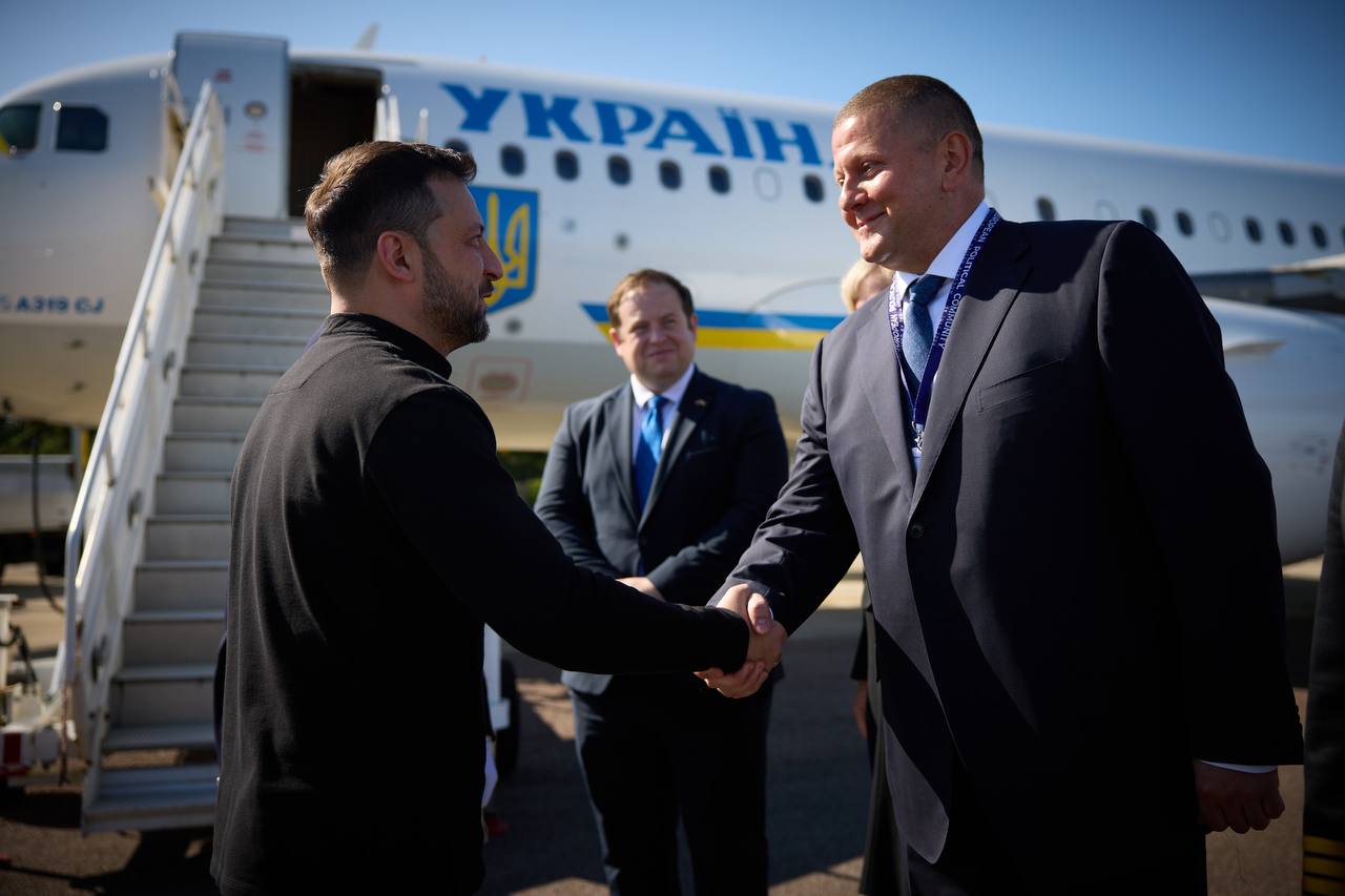 Ukrainian president Volodymyr Zelensky is greeted by newly-appointed Valeriy Zaluzhny after he arrives in the UK