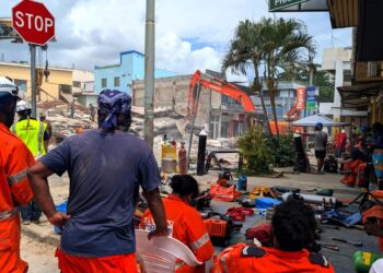 Rescuers in Vanuatu race to retrieve trapped quake victims as survivors tell of escape – The Guardian