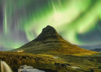 Iceland ‘Earthquake Swarm’ Triggers Magma Eruption Near Blue Lagoon – Newsweek