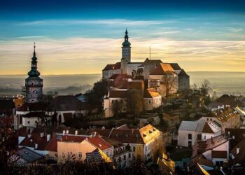 Czech Republic: Firefighters tackle large toxic train fire – BBC