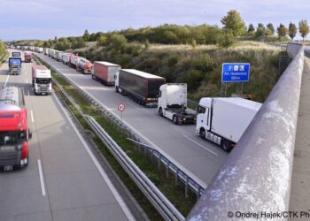 Austria shuts dozens of border crossings with Hungary and Slovakia due to foot-and-mouth outbreak – Yahoo News UK