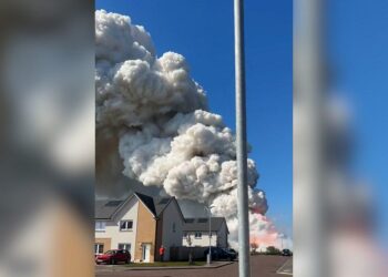 Residents’ terror over huge fire at battery plant in Kilwinning – BBC
