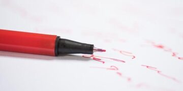 Marine Le Pen’s ‘Witch Hunt’ Talk Echoes Trump. Will It Work in France? – The New York Times