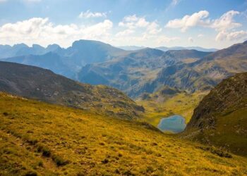 Bulgaria establishes network of state-owned shops offering lower prices – Euractiv