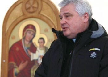 Cardinal Krajewski brings Pope’s gift of 4 ambulances to Ukraine – Vatican News