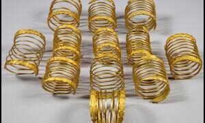 Recently recovered Dacian gold bracelet on display at Romania’s National History Museum – Romania Insider