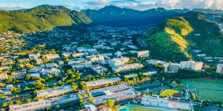 Mānoa: Honorable Governor Mauga Strengthens UH Degree Access for American Samoa – University of Hawaiʻi at Mānoa