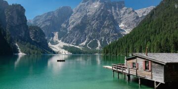 Italy sends rejected migrants to detention centres in Albania – MSN