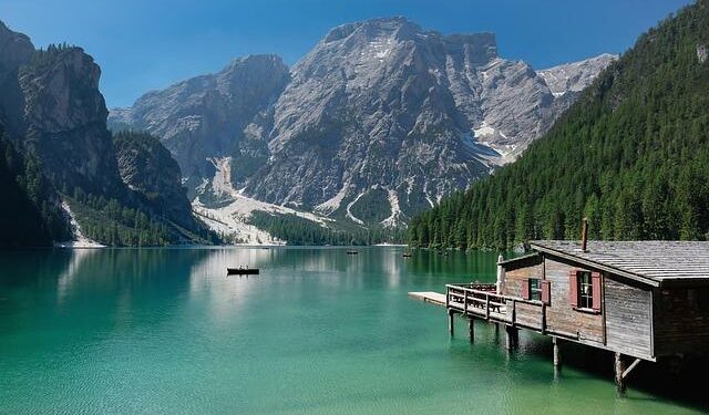 Italy sends rejected migrants to detention centres in Albania – MSN