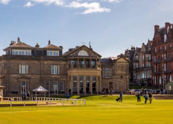 St Andrews to cut Old Course fees to £42.50 a round for Scottish golfers – BBC