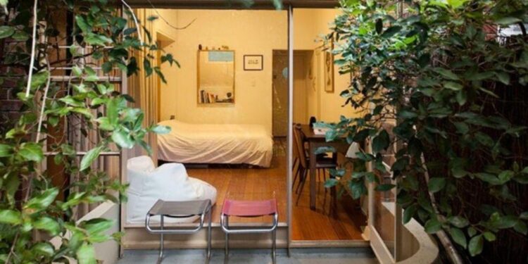 Backyard Micro-Flats Aim to Ease South Africa’s Housing Crisis – Bloomberg.com