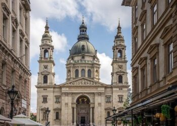 Hungary Central Bank Accuses Orban Rival of Threatening Employee – Bloomberg.com