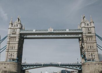 England hold on to claim Women’s Six Nations grand slam with one-point win over France – The Guardian
