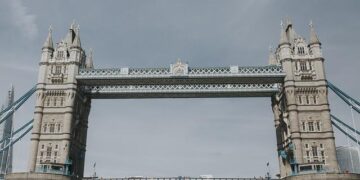 England hold on to claim Women’s Six Nations grand slam with one-point win over France – The Guardian