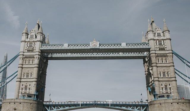 England hold on to claim Women’s Six Nations grand slam with one-point win over France – The Guardian