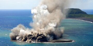 This underwater eruption sent gravitational ripples to the edge of the atmosphere – ZME Science