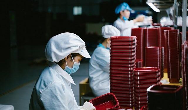 Moroccan agricultural workers in Huelva form historic union to defend rights – Yabiladi.com