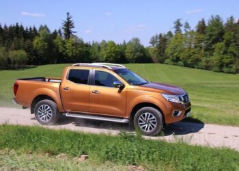 WATCH | Pickup truck smashes into Elizabethtown Turkey Hill – local21news.com