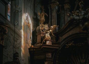 Surrendering oneself to He who guides the Church – Vatican News