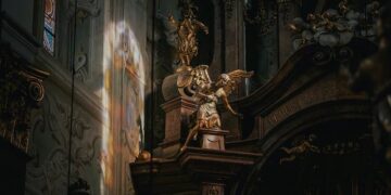 Surrendering oneself to He who guides the Church – Vatican News