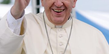 Pope Francis enters Papua New Guinea’s remote jungles with humanitarian aid and toys – AP News