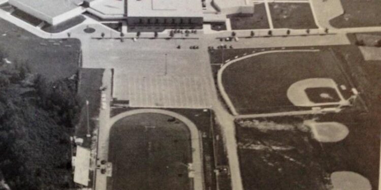 Video: Gibraltar Carlson in district softball semifinals – Monroe Evening News