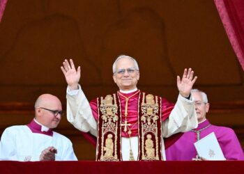 Pope Leo XIV blesses Giro d’Italia cyclists as race enters Vatican for first time – Straight Arrow News
