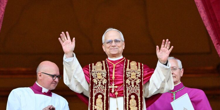 Pope Leo XIV blesses Giro d’Italia cyclists as race enters Vatican for first time – Straight Arrow News