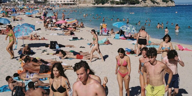 British tourist killed and their partner is seriously ill after falling from jet ski they were riding in the s – Daily Mail