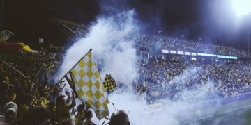 Soccer-Iceland’s Viggosdottir forced off in Euro opener due to stomach troubles – MSN