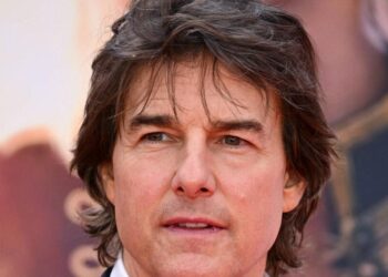 Tom Cruise and Ana de Armas Lounge on a Yacht in Spain in Coordinating Sun Hats – Harper’s BAZAAR