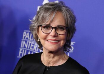 Video shows unsuspecting driver’s shocking encounter with aggressive turkey in driveway: ‘Gave me a heart attack’ – The Cool Down