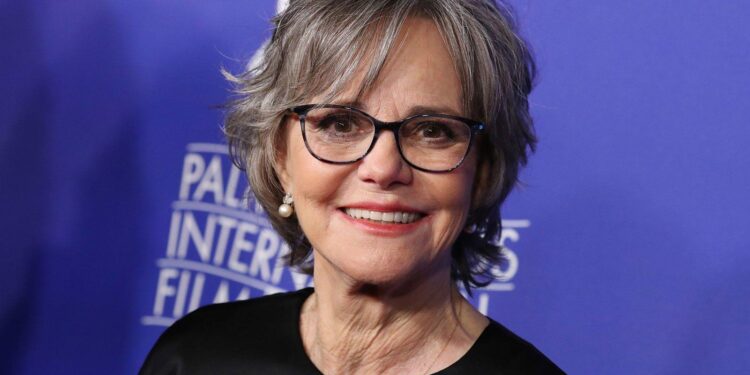 Video shows unsuspecting driver’s shocking encounter with aggressive turkey in driveway: ‘Gave me a heart attack’ – The Cool Down