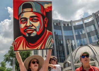 Judge to require that Kilmar Abrego Garcia remain in the US while he challenges deportation to Uganda – CNN