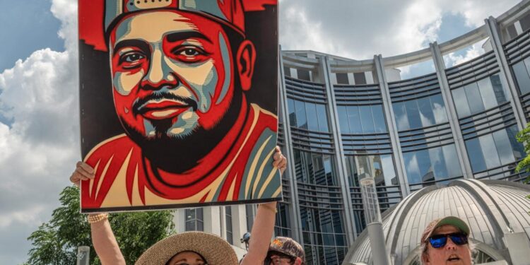 Judge to require that Kilmar Abrego Garcia remain in the US while he challenges deportation to Uganda – CNN