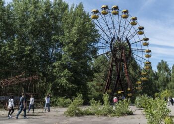 Split-Second Seat Change Saves Wife’s Life, Leaves Husband Dead in Tourist Attraction Disaster – LittleThings.com