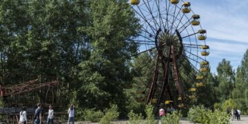 Split-Second Seat Change Saves Wife’s Life, Leaves Husband Dead in Tourist Attraction Disaster – LittleThings.com