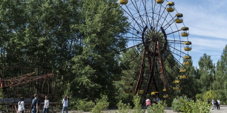 Split-Second Seat Change Saves Wife’s Life, Leaves Husband Dead in Tourist Attraction Disaster – LittleThings.com