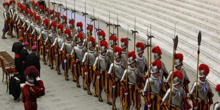Swiss Guards, protectors of the pope, don new uniforms – Catholic News Agency