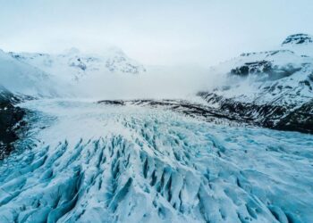 Inside Iceland’s Living Glaciers: Exploring the Ice Caves of 2025/26 – Travelling for Business