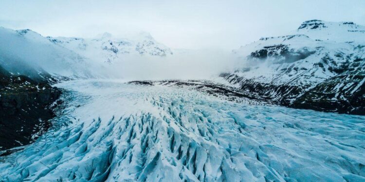 Inside Iceland’s Living Glaciers: Exploring the Ice Caves of 2025/26 – Travelling for Business