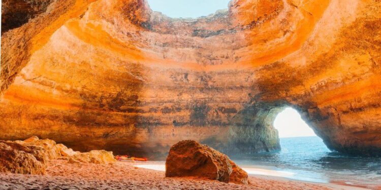 Portugal summons Guinea-Bissau envoy after journalists expelled ahead of tense election – africanews.com