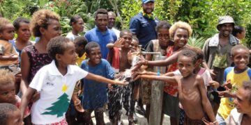 Papua New Guinea crowd goes wild after dramatic late intercept seals win over Cook Islands – Nine